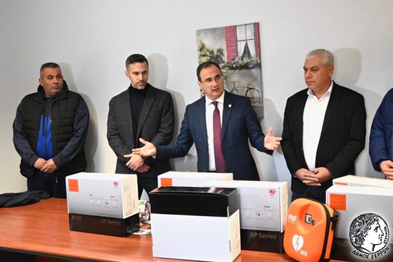 Ο Δήμαρχος Σερρών παρέδωσε απινιδωτές σε ερασιτεχνικά σωματεία ποδοσφαίρου