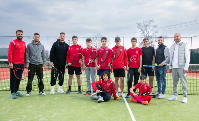 Οι ποδοσφαιριστές του Πανσερραϊκού μπήκαν στο γήπεδο της Panserraikos Tennis Academy